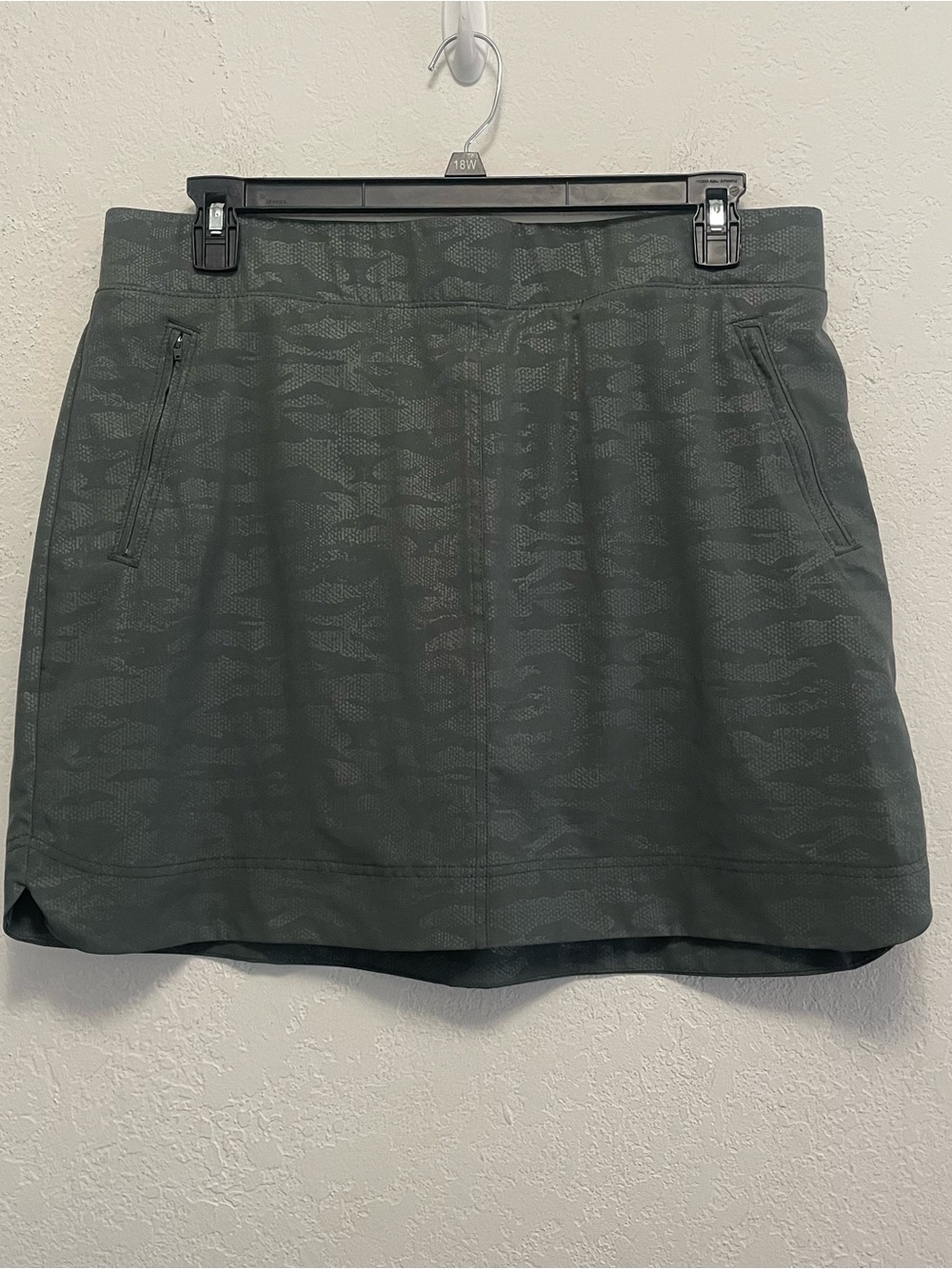 Orvis Women's Embossed Travel Skort Green Camo Pull-On XL
